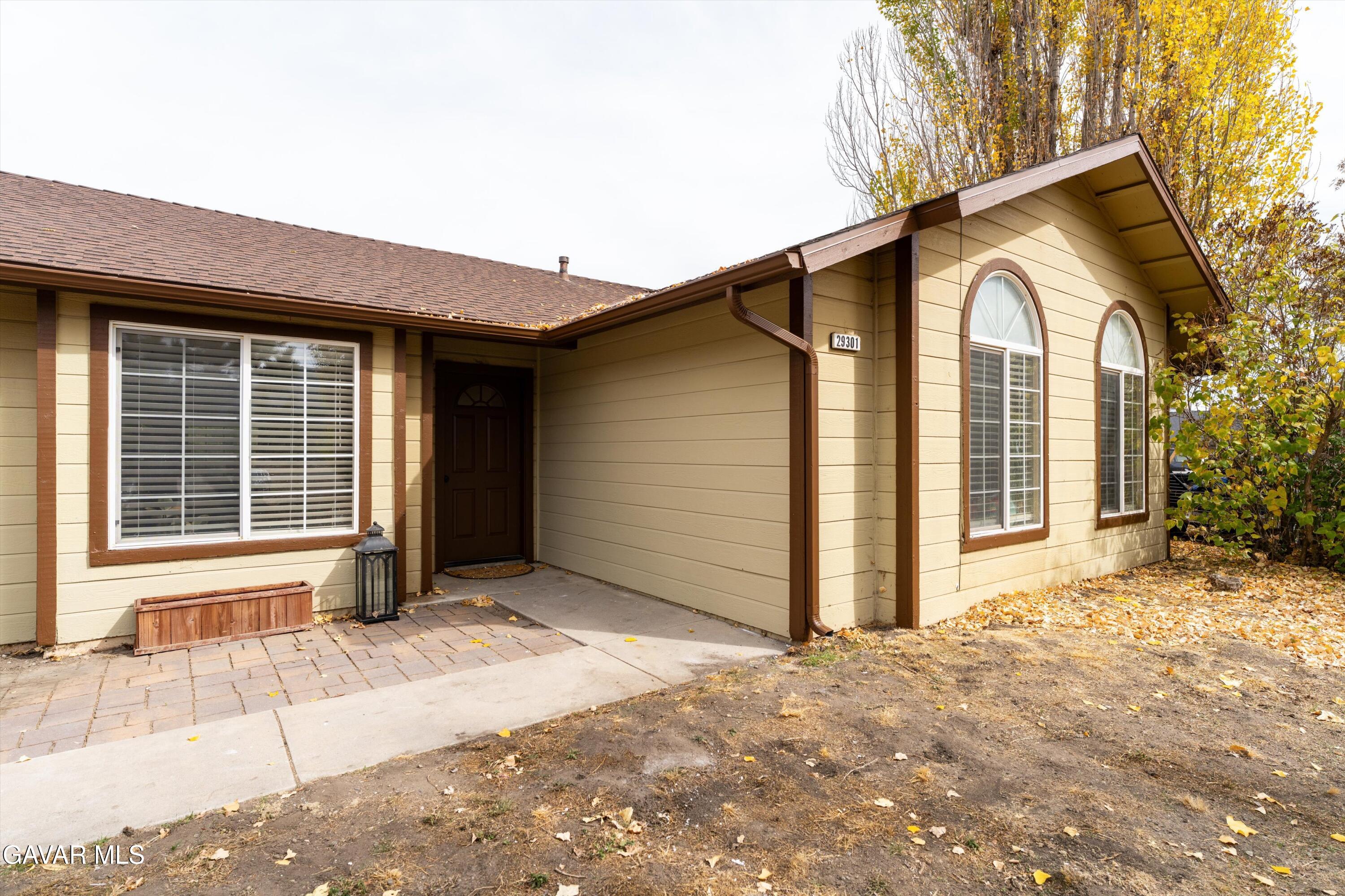 29301 North Lower Valley Road Tehachapi, CA 93561 - Photo 3 of 26 02-JYP07491