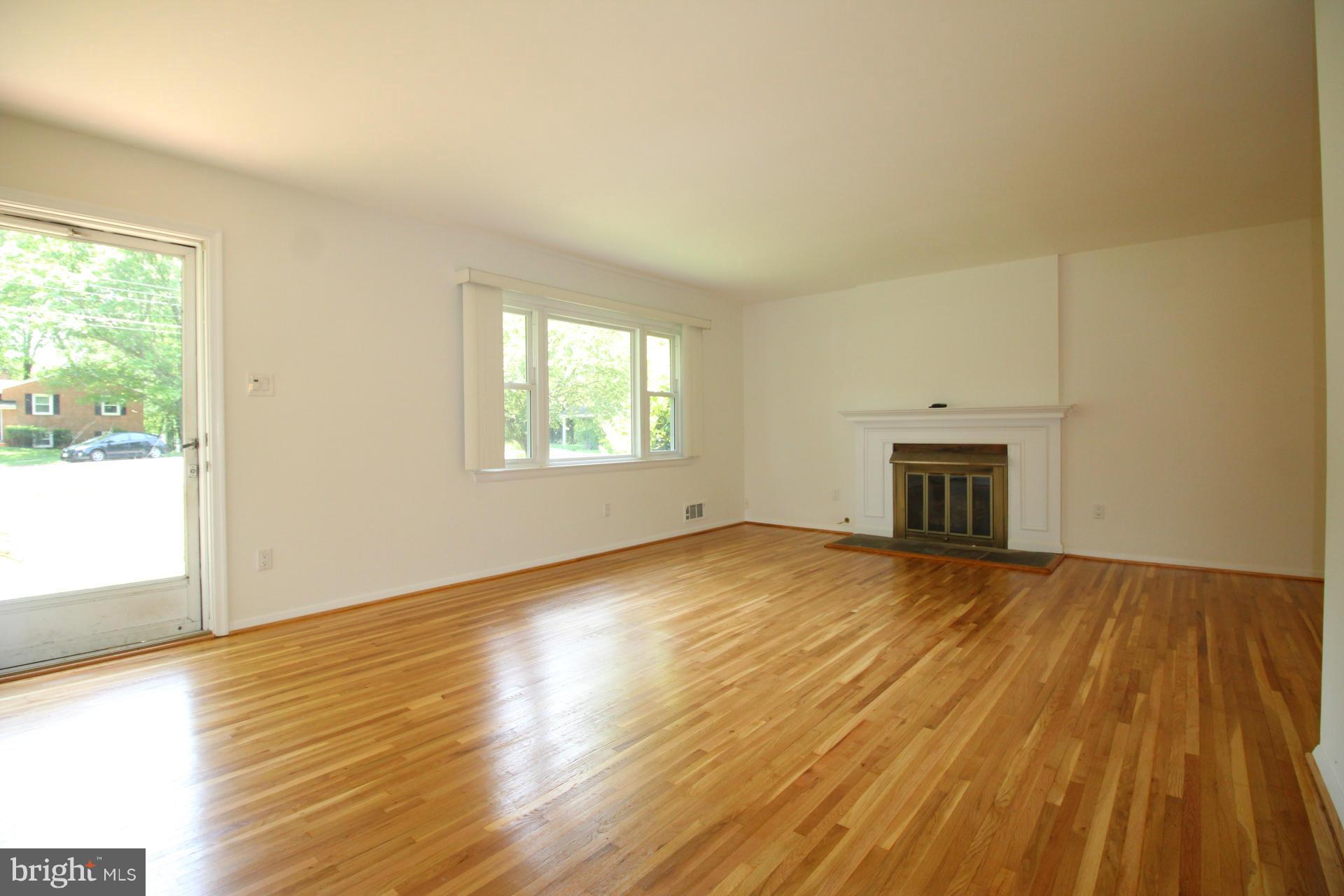 7634 Webbwood Court Springfield, VA 22151 - Photo 2 of 29 Living Room