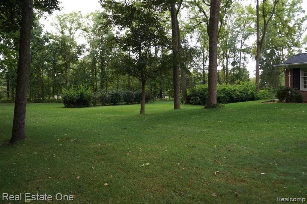 6281 Little Creek Road Rochester, MI 48306 - Photo 5 of 12 FRONT YARD 2.jpg