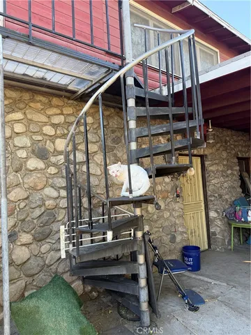 a view of entryway with outdoor area