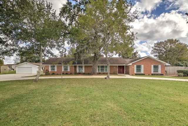 $375,000 | 106 Woodland Road, Lake Jackson, TX 77566