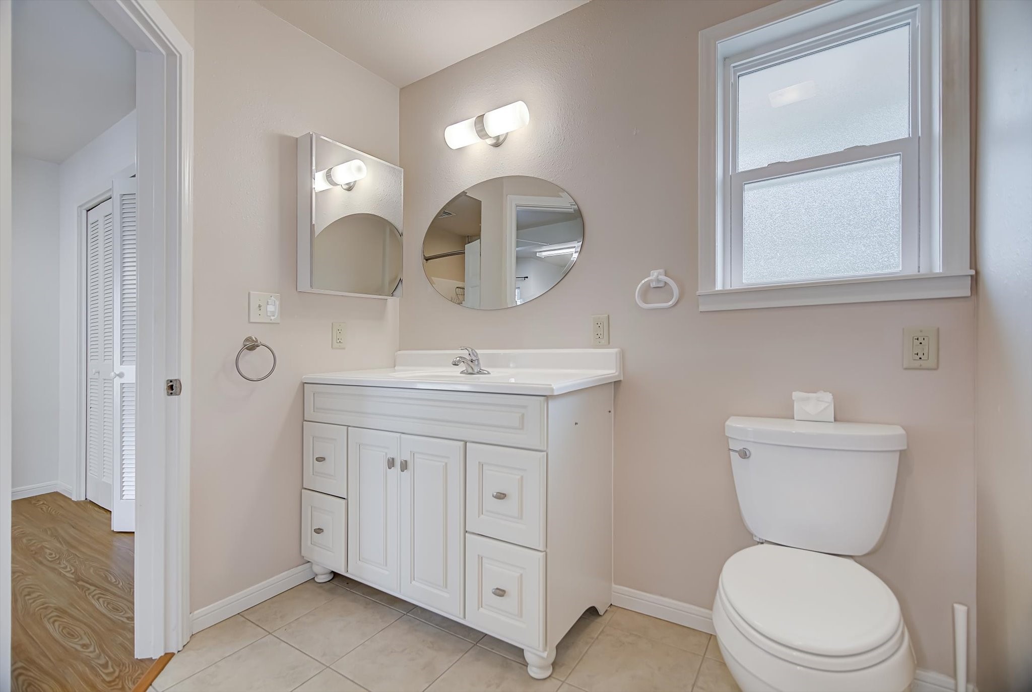 106 Woodland Road Lake Jackson, TX 77566 - Photo 22 of 46 a bathroom with a toilet a sink and mirror