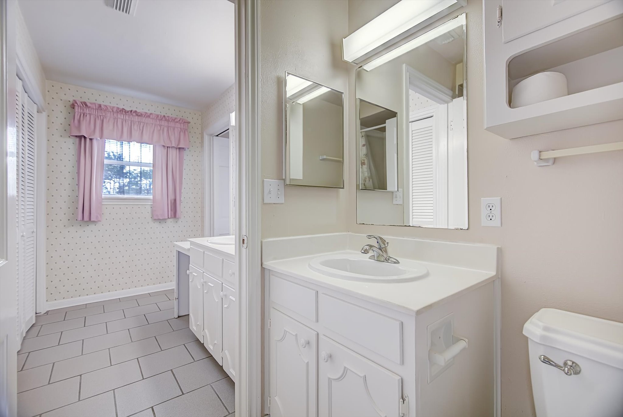 106 Woodland Road Lake Jackson, TX 77566 - Photo 28 of 46 a bathroom with a sink and a mirror