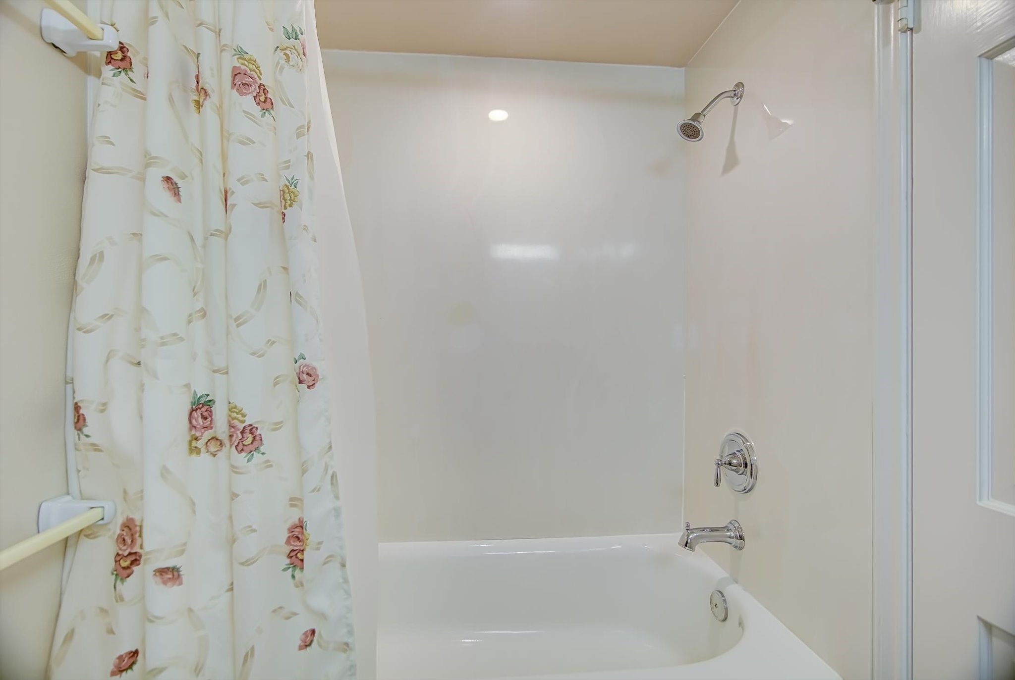 106 Woodland Road Lake Jackson, TX 77566 - Photo 29 of 46 a bathroom with a bathtub