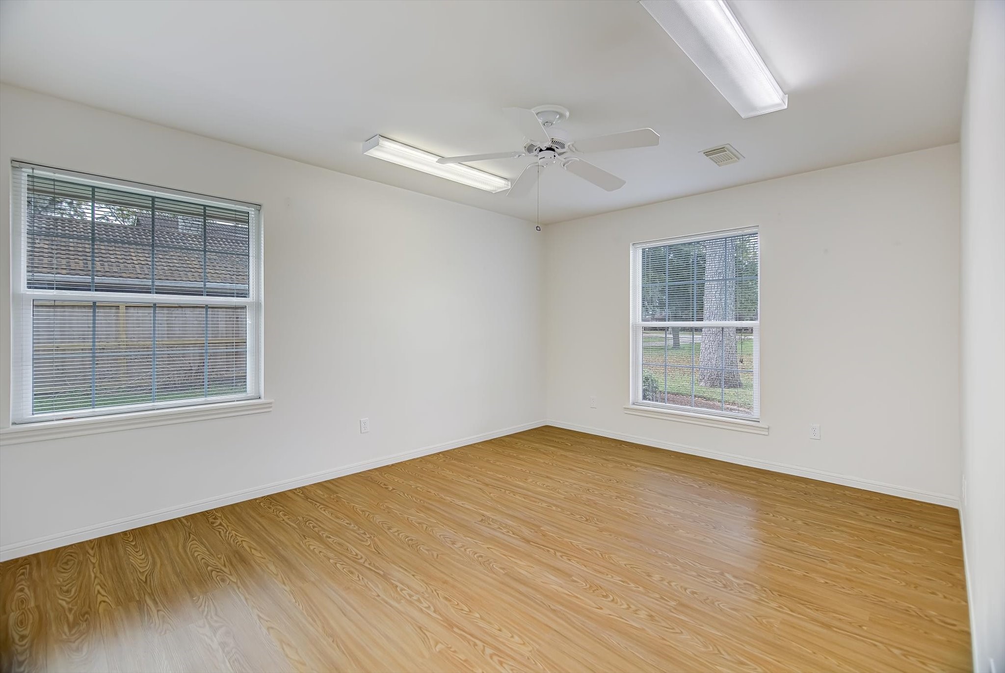 106 Woodland Road Lake Jackson, TX 77566 - Photo 32 of 46 an empty room with windows