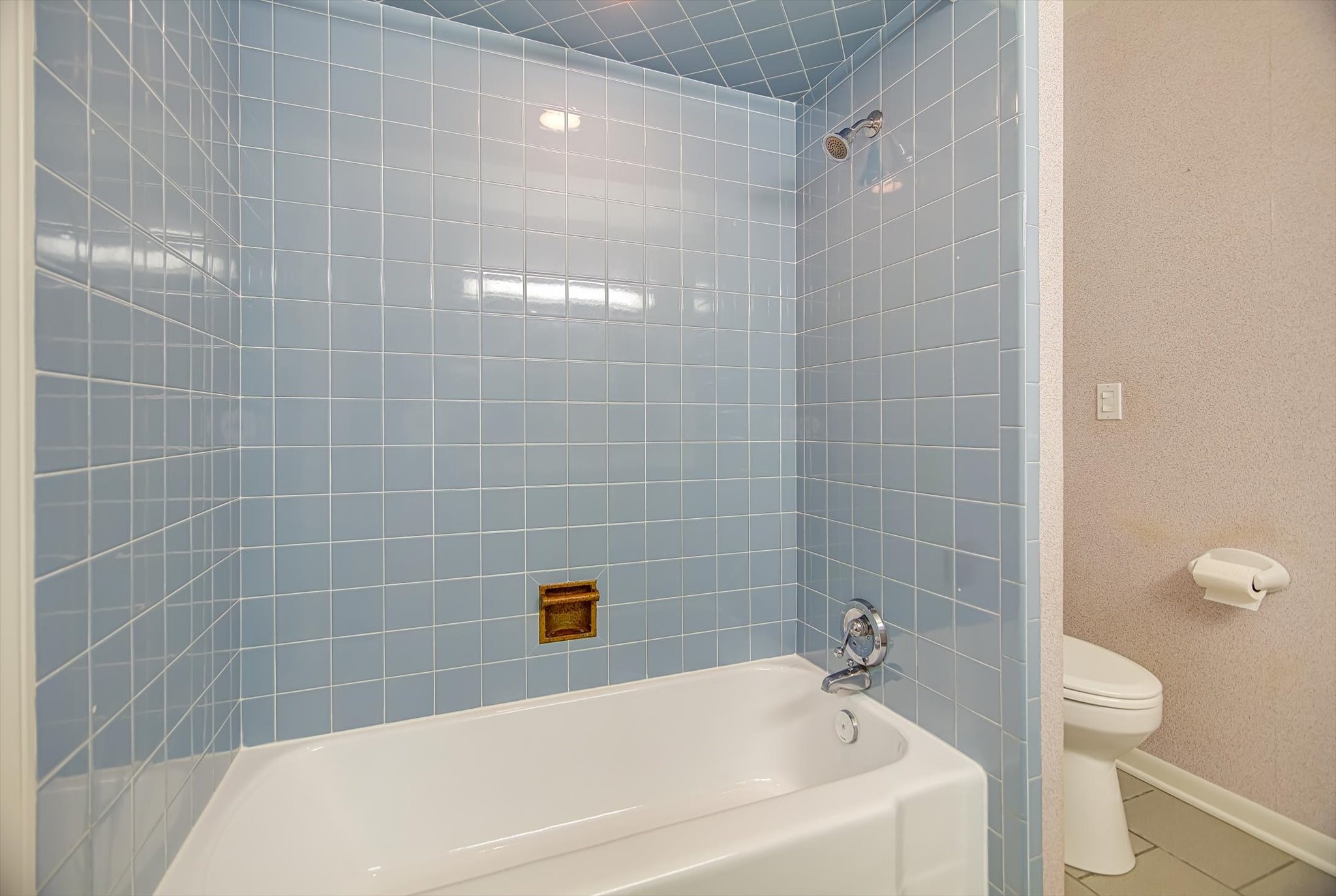 106 Woodland Road Lake Jackson, TX 77566 - Photo 38 of 46 a bathroom with a bathtub