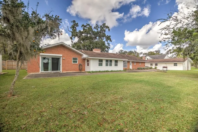 $375,000 | 106 Woodland Road, Lake Jackson, TX 77566