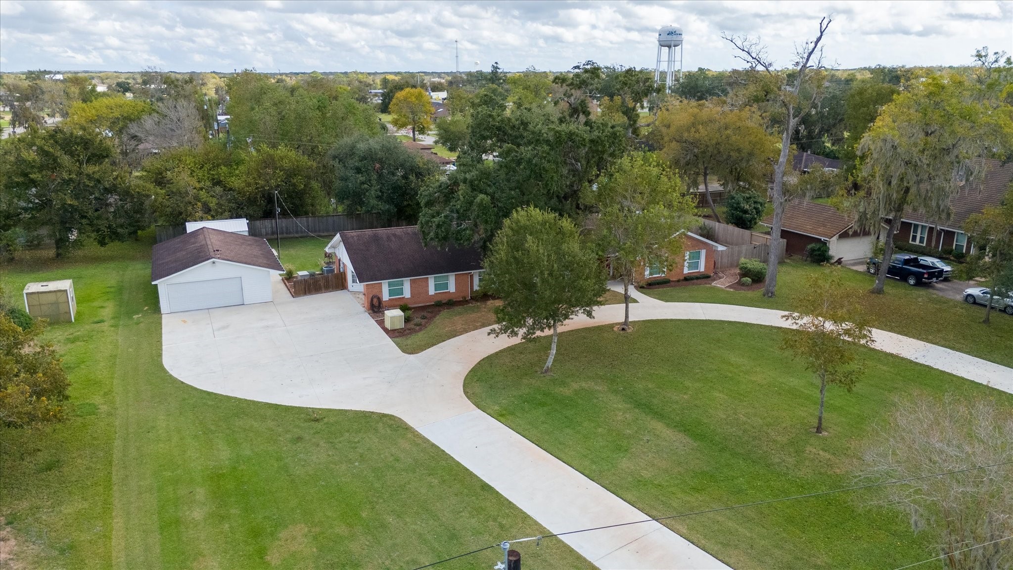 106 Woodland Road Lake Jackson, TX 77566 - Photo 43 of 46 a view of a swimming pool with a yard