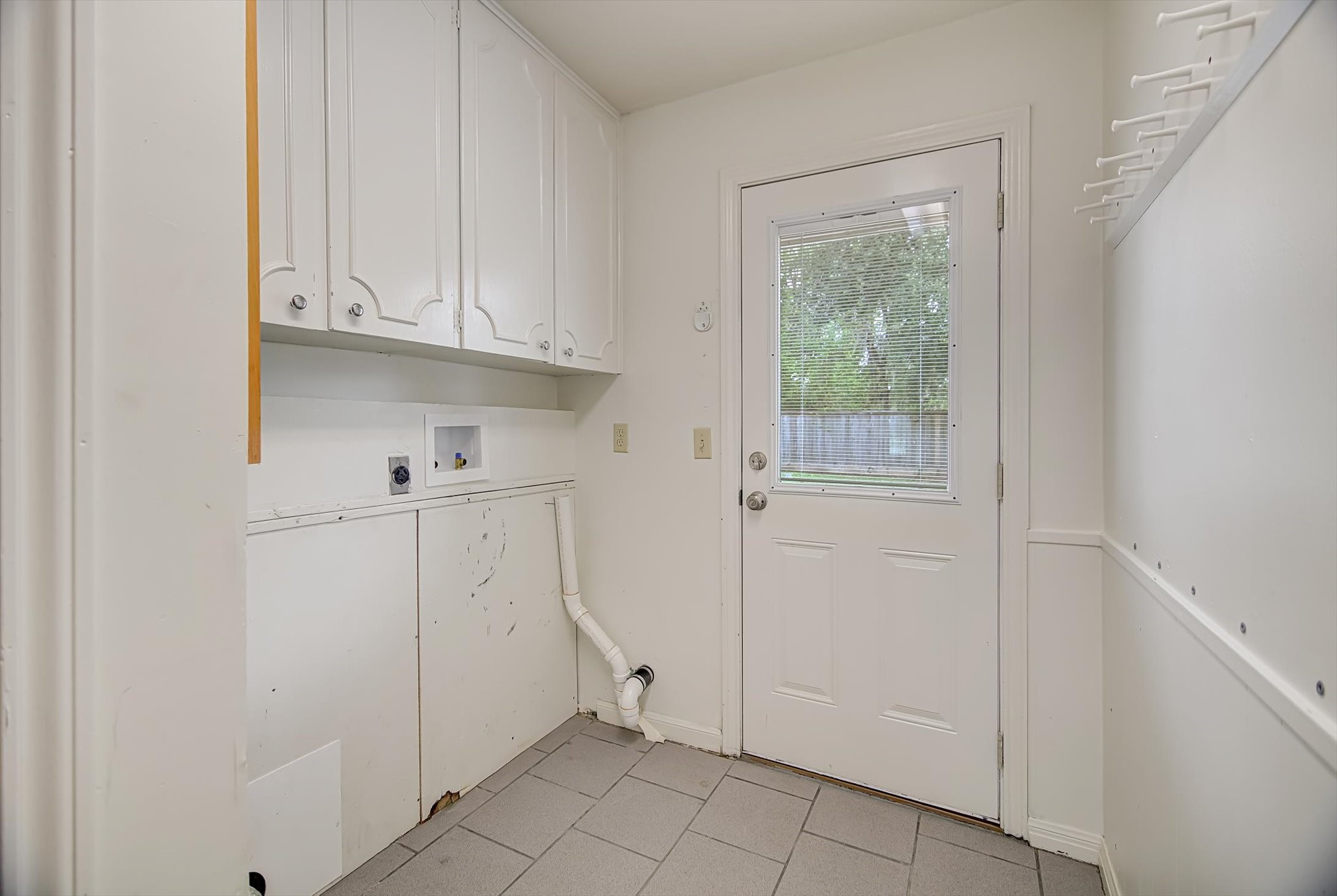 106 Woodland Road Lake Jackson, TX 77566 - Photo 45 of 46 a view of white cabinets