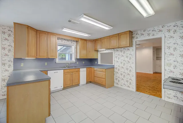 $375,000 | 106 Woodland Road, Lake Jackson, TX 77566