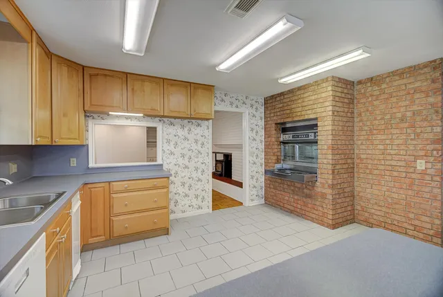 $375,000 | 106 Woodland Road, Lake Jackson, TX 77566