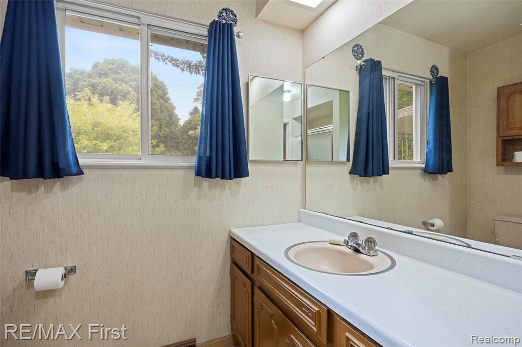 2070 Walton Boulevard Rochester, MI 48309 - Photo 17 of 25