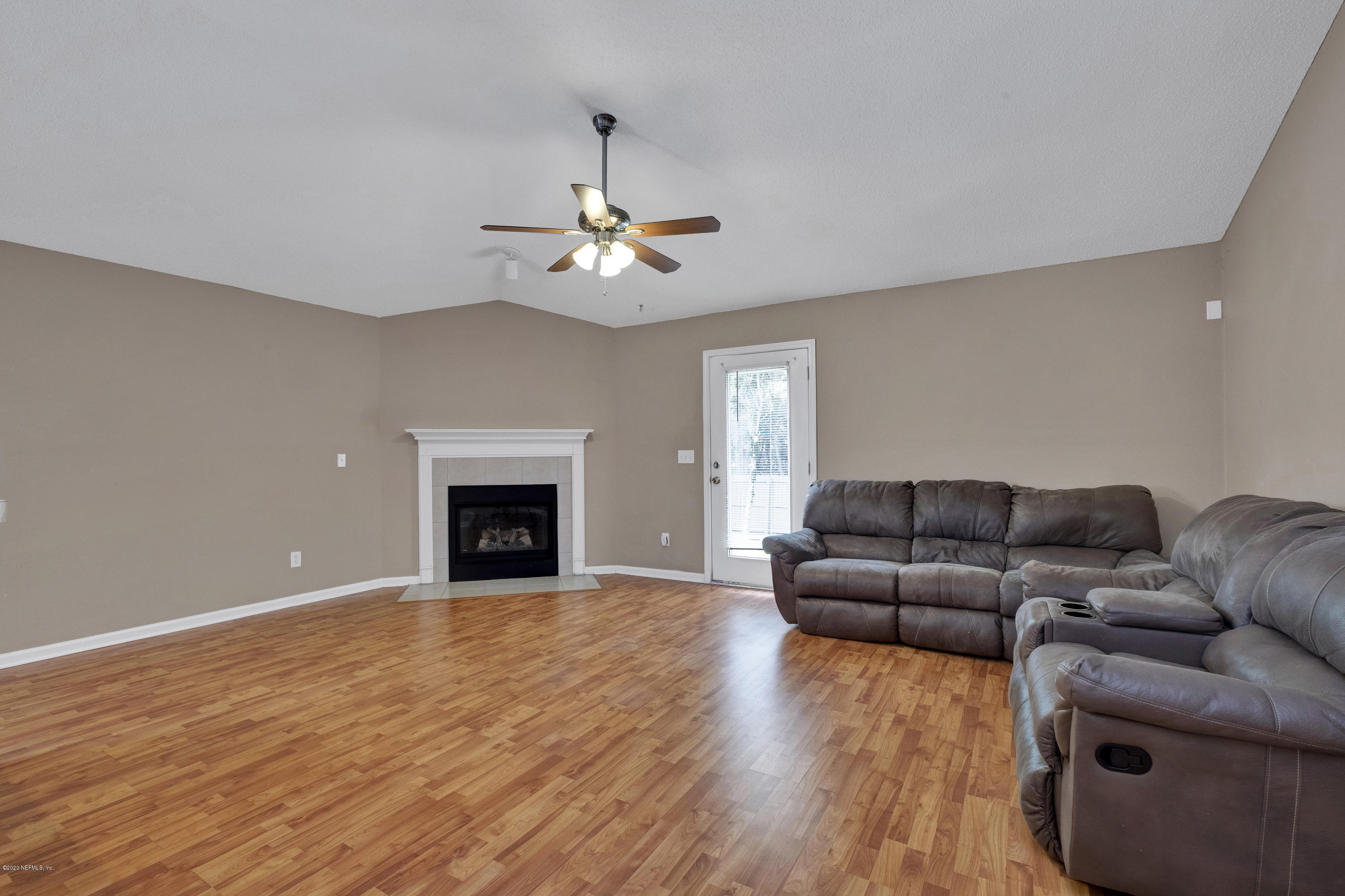 8692 Springtree Road Jacksonville, FL 32210 - Photo 5 of 19 Large living room w/ vaulted ceiling