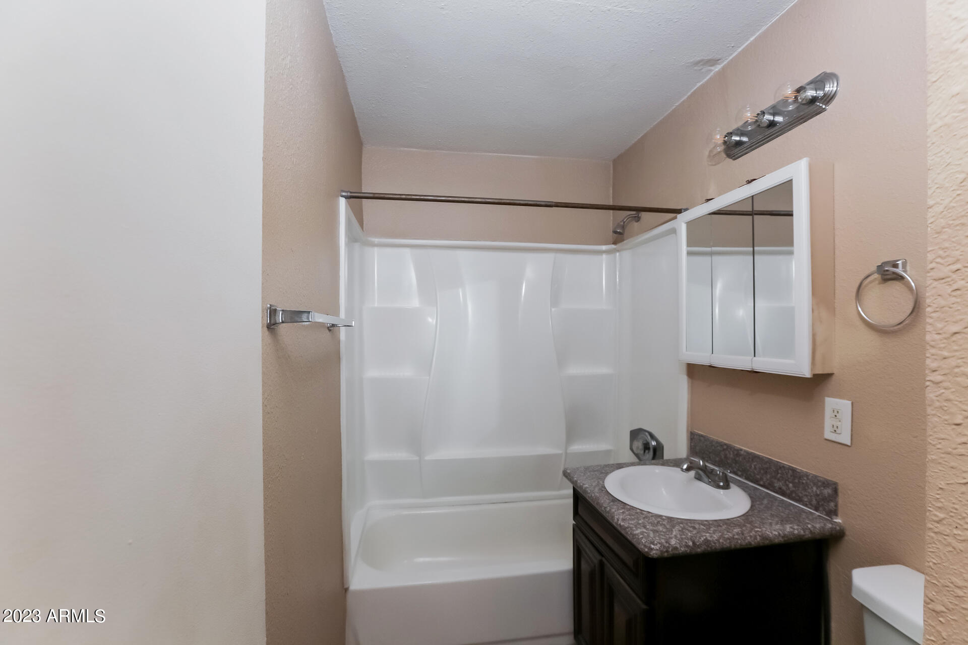 3349 West Thomas Road Phoenix, AZ 85017 - Photo 13 of 15 012-photo-bathroom-10941706
