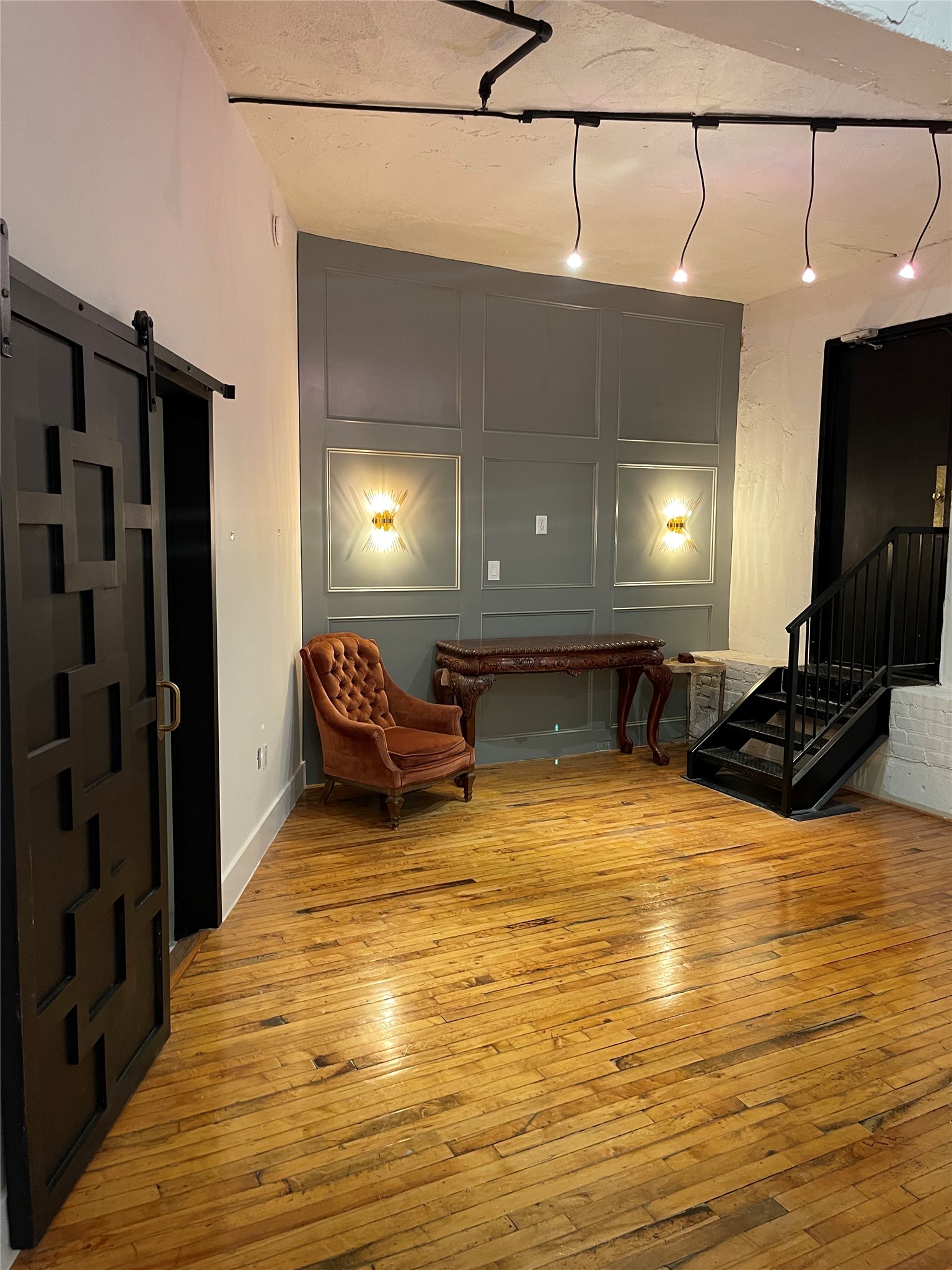 705 Main Street, Unit 311 Houston, TX 77002 - Photo 10 of 23 Pristine interior design with custom designed accent wall.