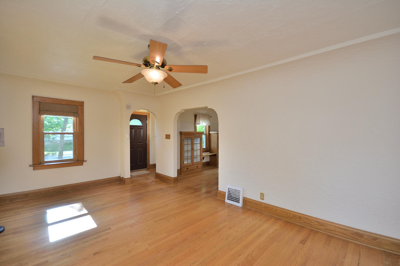 357 North 60th Street Milwaukee, WI 53213 - Photo 8 of 36 Living Room