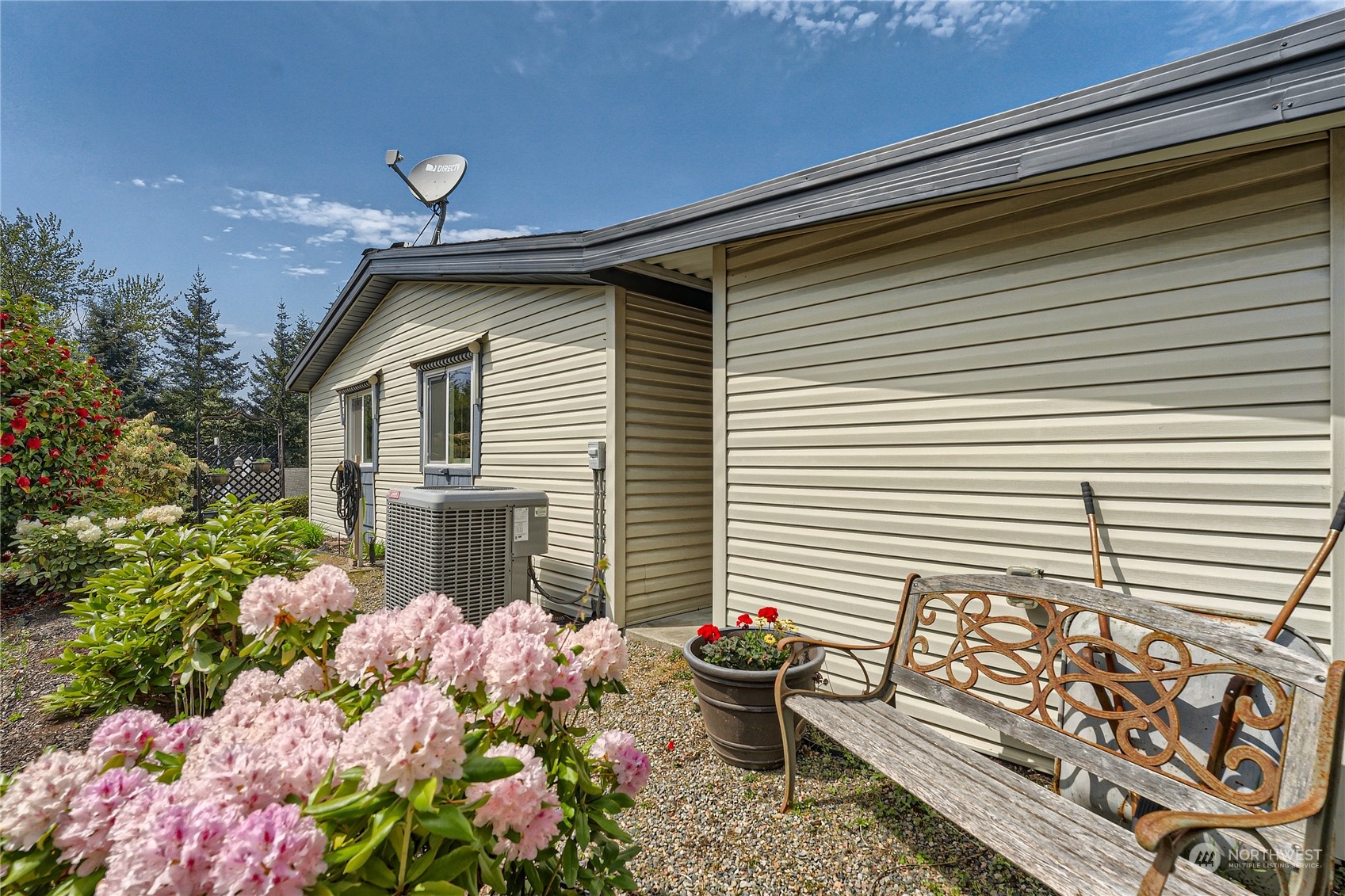2500 South 370th Street, Unit 196 Federal Way, WA 98003 - Photo 28 of 29 a front view of a house with a flower garden