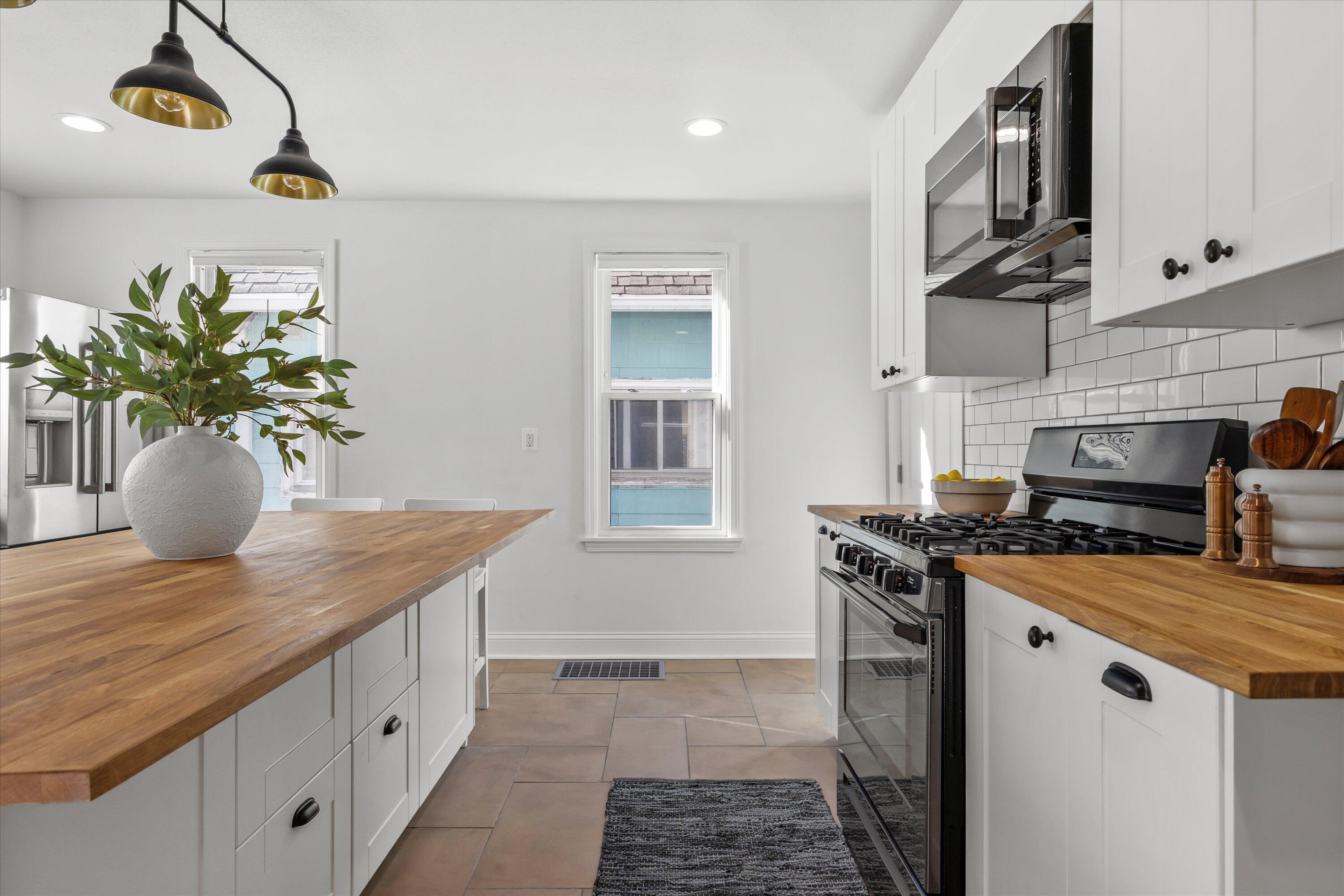 2742 South Greeley Street Milwaukee, WI 53207 - Photo 11 of 34 Bright Kitchen