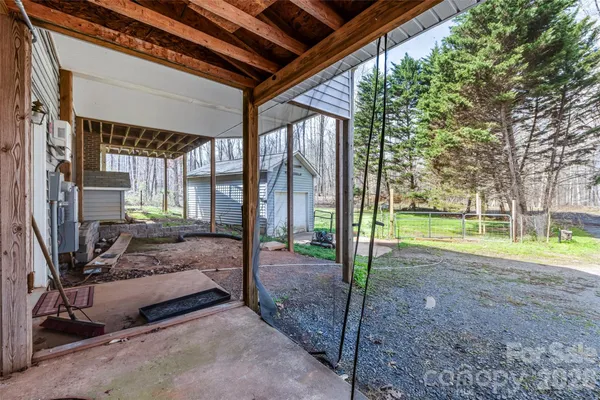 a view of a house with backyard and a backyard