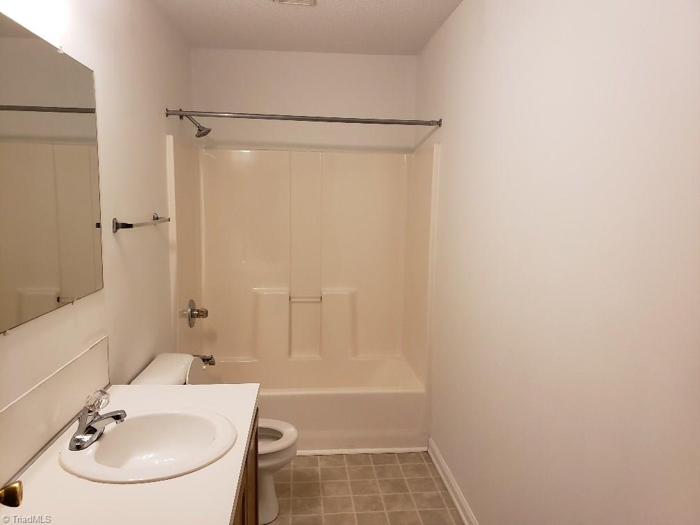 204 Beckner Road Lexington, NC 27292 - Photo 9 of 15 Hallway full bathroom.