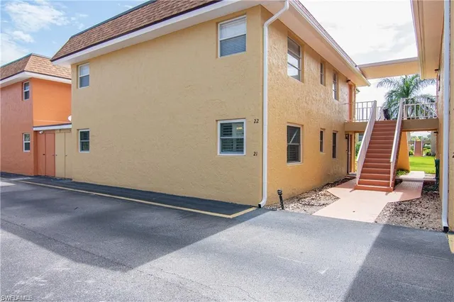 a view of a house with backyard