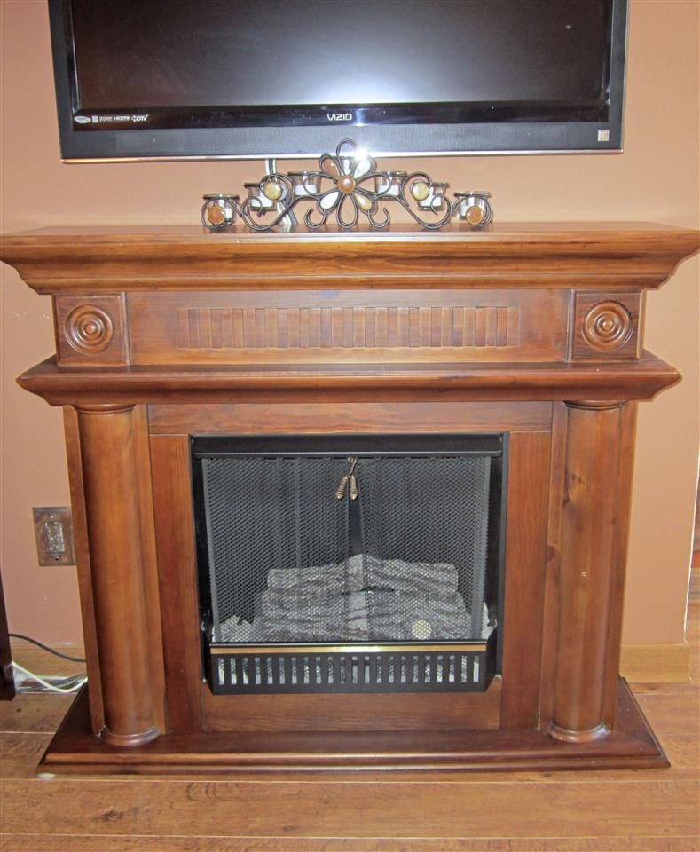17547 Matinal Road San Diego, CA 92127 - Photo 9 of 23 The fireplace is staying!