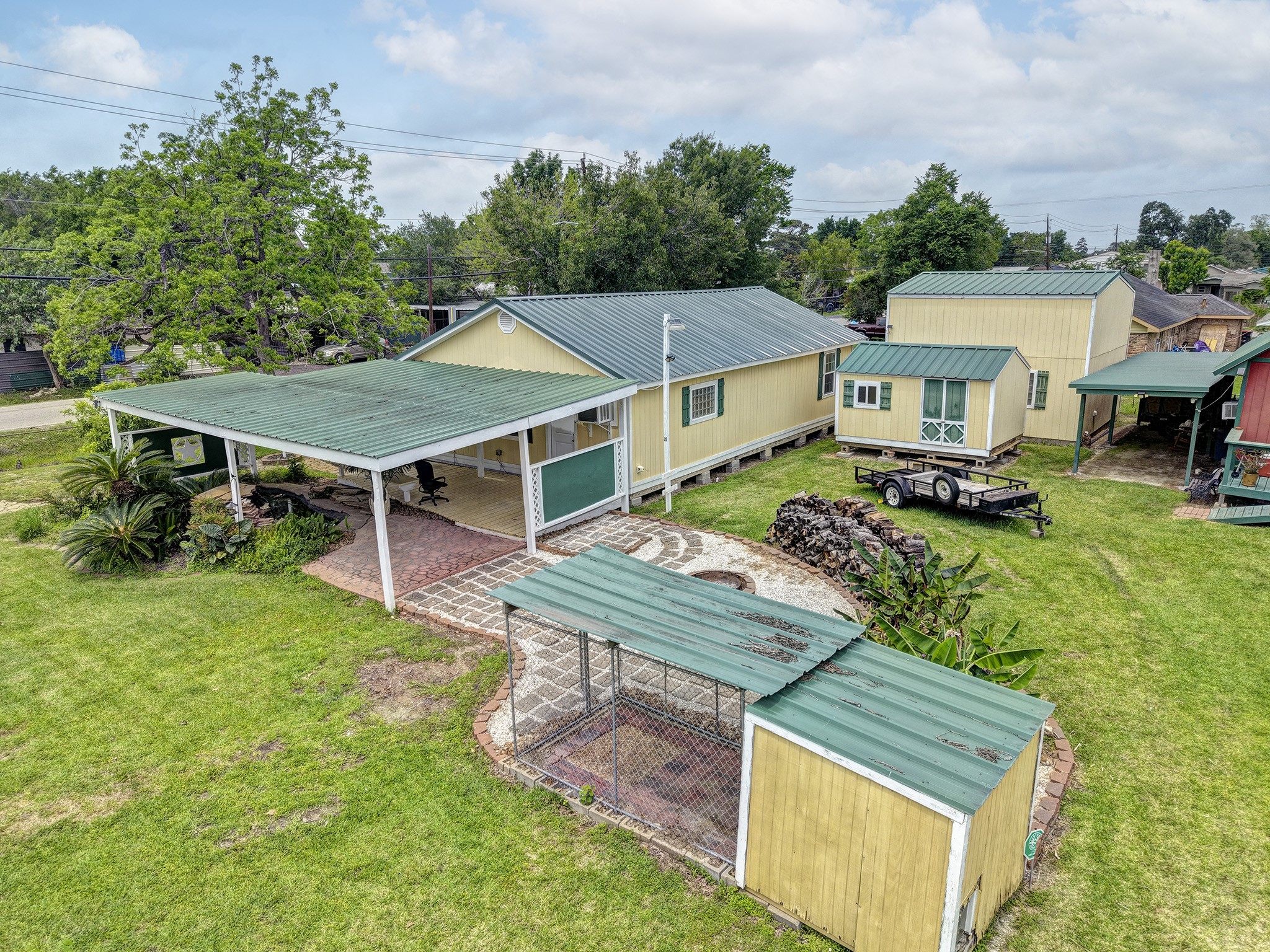 639 Manor Street Houston, TX 77015 - Photo 26 of 42 Bonus matching dog kennel included