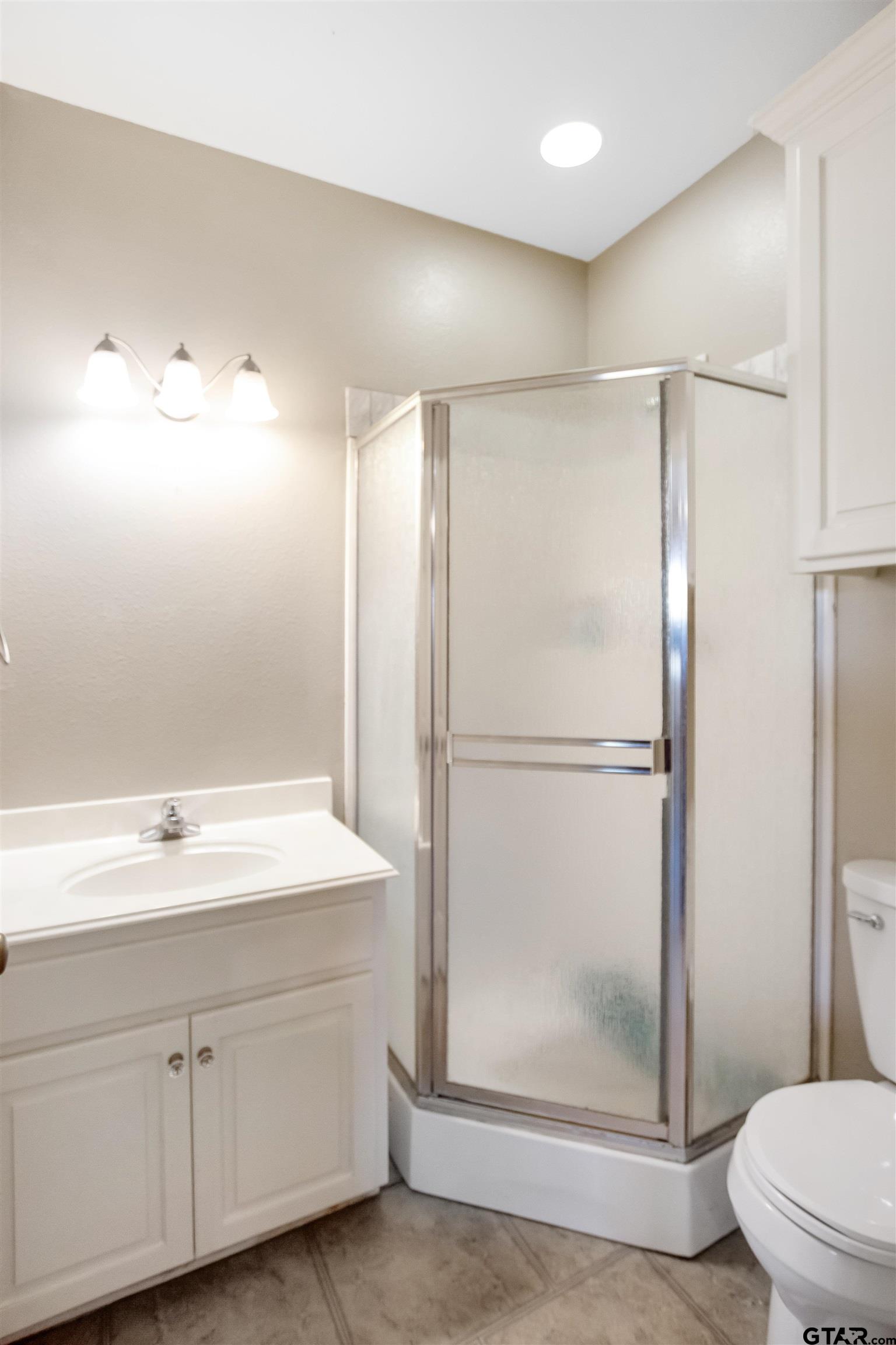 1687 West Point Road Kilgore, TX 75662 - Photo 32 of 41 a bathroom with a shower sink and toilet
