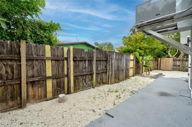 an empty room with windows and pillars in it