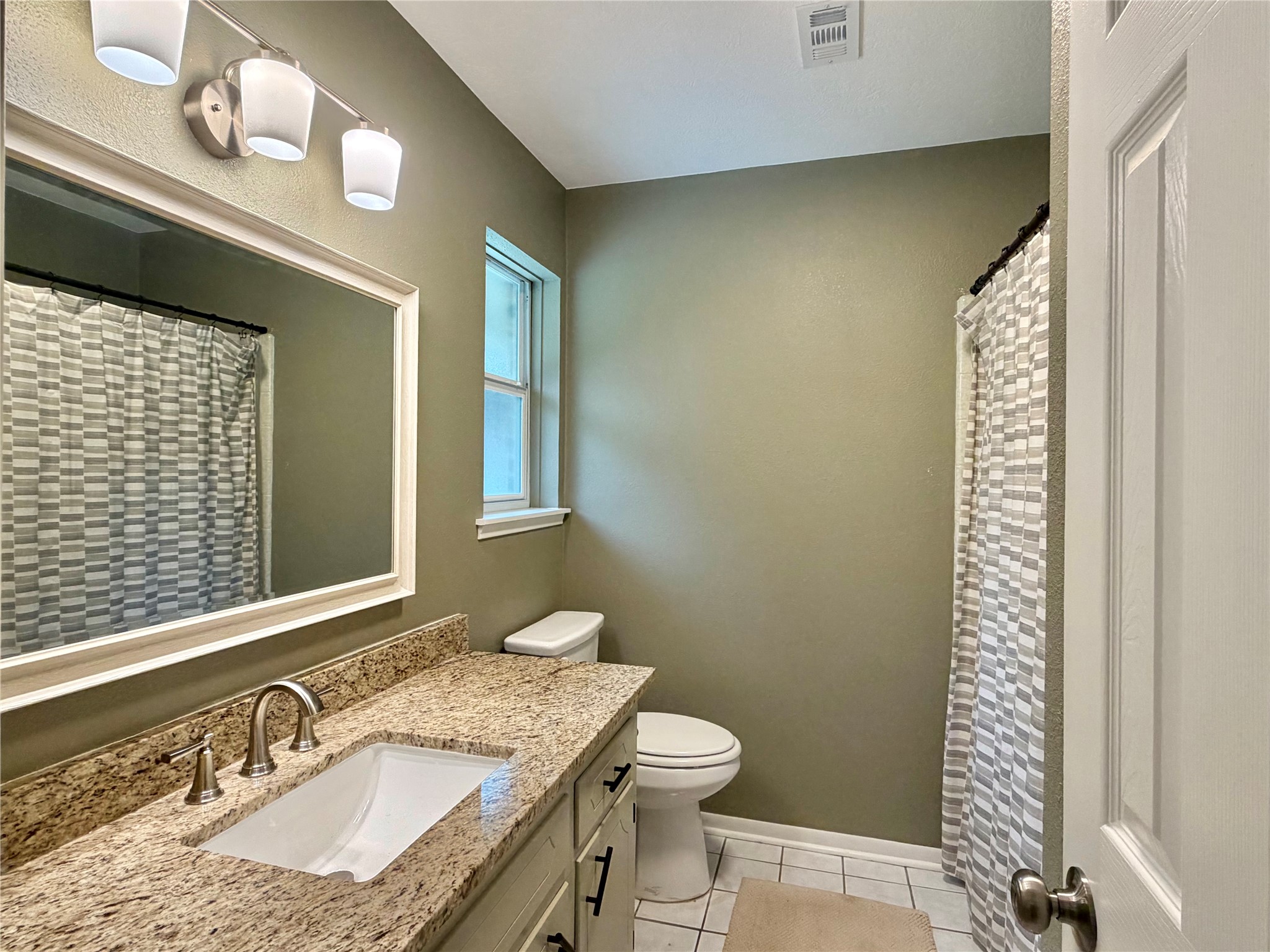 14437 Jack Gibbs Road Willis, TX 77378 - Photo 14 of 20 Primary bath