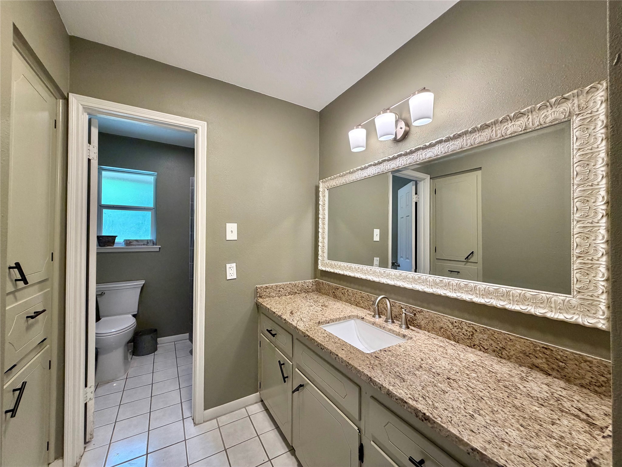 14437 Jack Gibbs Road Willis, TX 77378 - Photo 17 of 20 Secondary bath