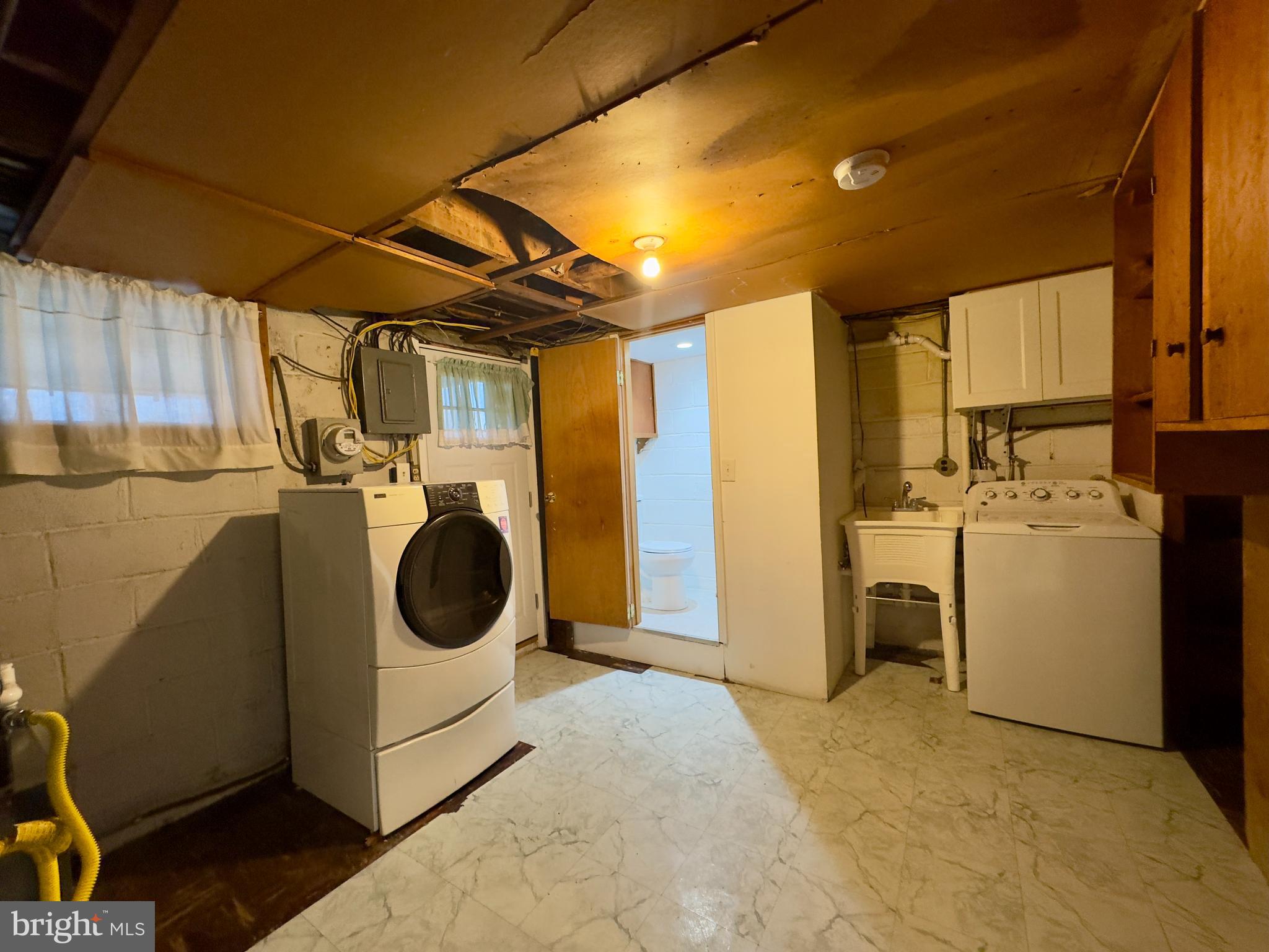 712 Bethnal Road Baltimore, MD 21229 - Photo 8 of 20 a utility room with dryer and washer