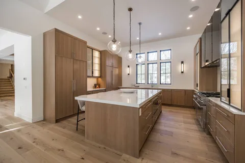 $6,250,000 | 33 Harbor View Drive, East Hampton, NY 11937