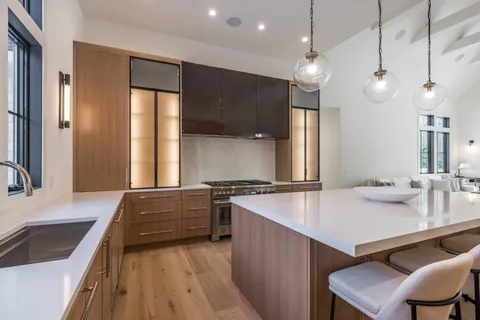 $6,250,000 | 33 Harbor View Drive, East Hampton, NY 11937