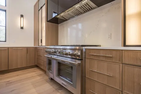 $6,250,000 | 33 Harbor View Drive, East Hampton, NY 11937