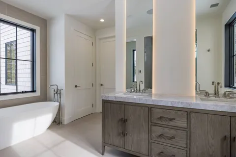 $6,250,000 | 33 Harbor View Drive, East Hampton, NY 11937