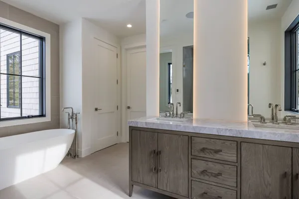 $5,995,000 | 33 Harbor View Drive, East Hampton, NY 11937