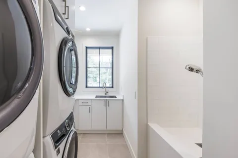 $6,250,000 | 33 Harbor View Drive, East Hampton, NY 11937