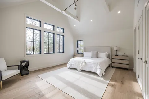 $6,250,000 | 33 Harbor View Drive, East Hampton, NY 11937