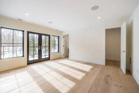 $6,250,000 | 33 Harbor View Drive, East Hampton, NY 11937