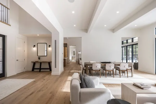 $5,995,000 | 33 Harbor View Drive, East Hampton, NY 11937