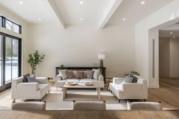 $5,995,000 | 33 Harbor View Drive, East Hampton, NY 11937