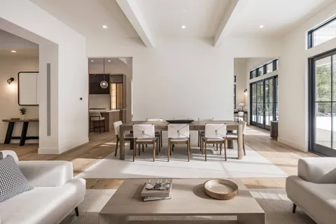 $6,250,000 | 33 Harbor View Drive, East Hampton, NY 11937