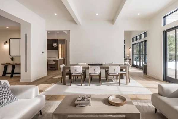 $5,995,000 | 33 Harbor View Drive, East Hampton, NY 11937