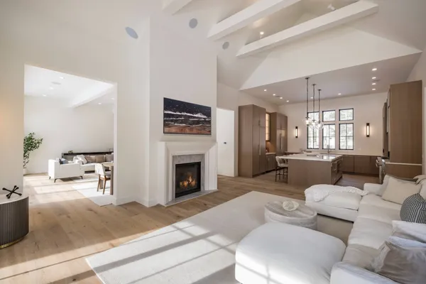 $5,995,000 | 33 Harbor View Drive, East Hampton, NY 11937
