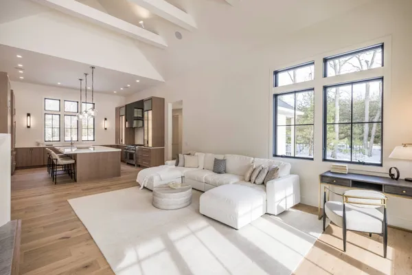 $5,995,000 | 33 Harbor View Drive, East Hampton, NY 11937