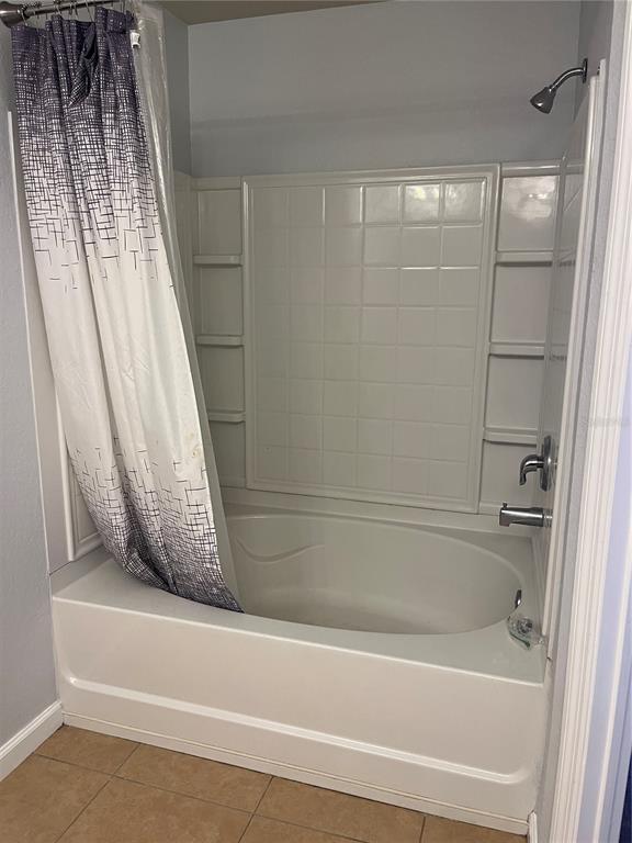4971 Southwest 45th Street Ocala, FL 34474 - Photo 11 of 14 a bathroom with a bathtub