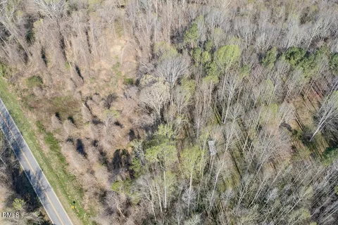 a view of a back yard