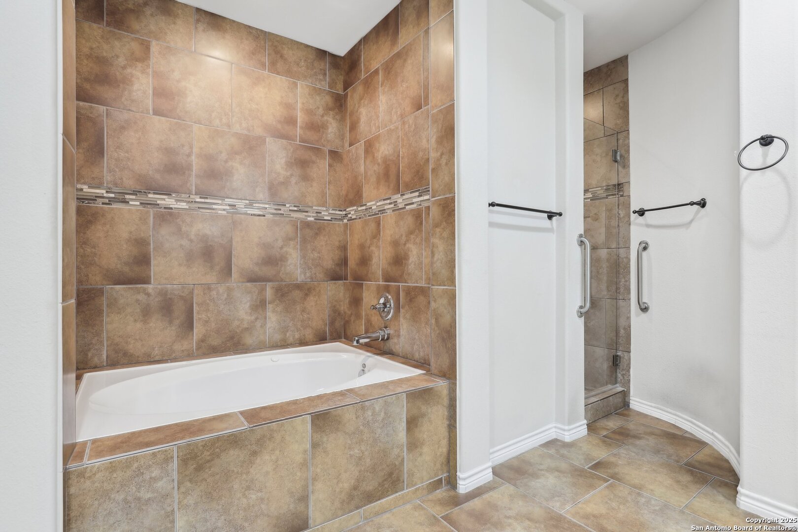 138 Gable Street Kyle, TX 78640 - Photo 21 of 51 a bathroom with a bathtub and shower