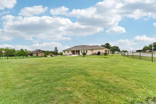a view of an house with backyard and garden